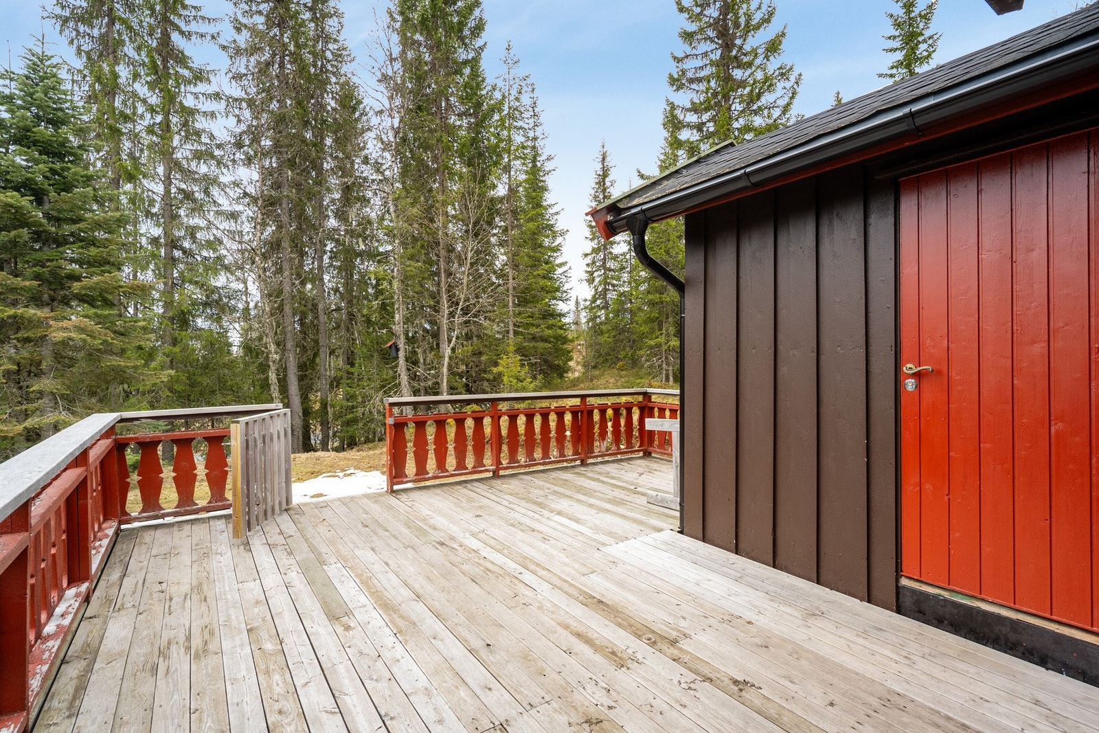 Stor terrasse med flotte omgivelser og natur tett på Galleribilde