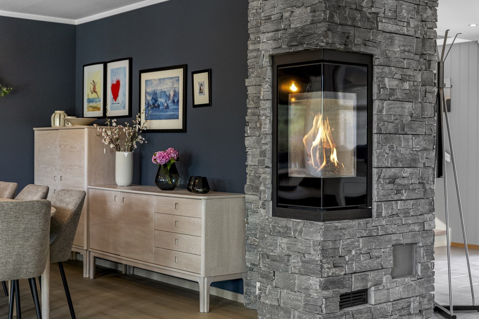 Peis plassert midt i rommet mellom stue, spisestue og kjøkkenområde- men med et enkelt og klassisk design som står i stil med resten av etasjen. Galleribilde