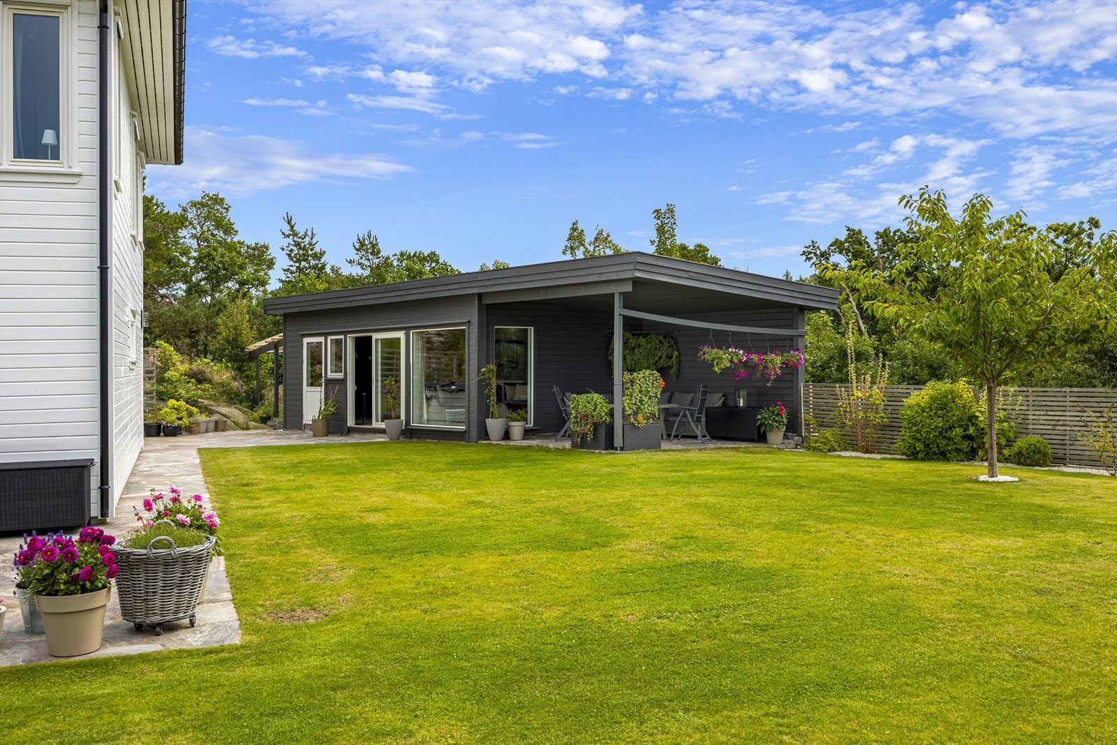 Utestue med bar samt overbygd terrasse. Galleribilde