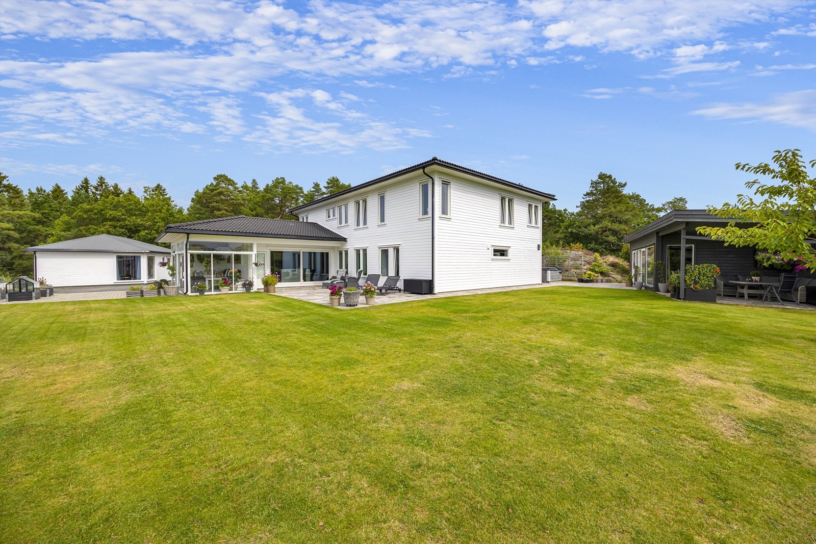 Stor gressplen med god plass til lek og uteaktiviteter Galleribilde