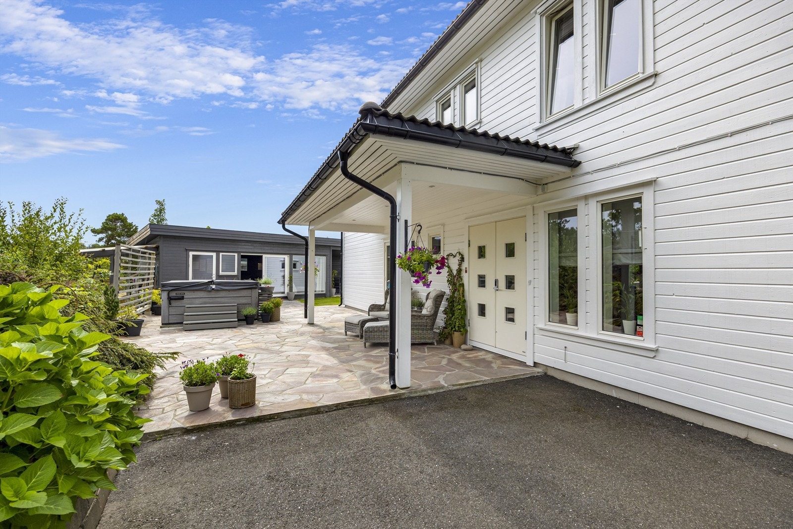 Inngangspartiet er overbygd og en dobbeldør ønsker velkommen inn i boligen. Galleribilde