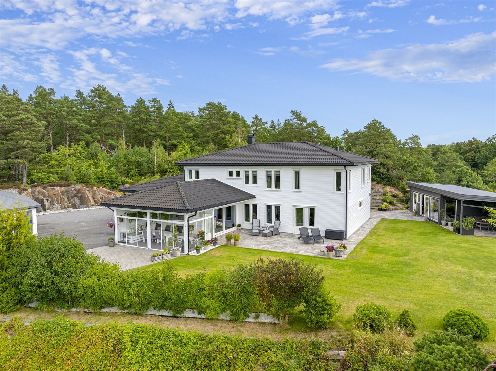 Velkommen til Skareveien 159- Praktfull enebolig over to plan med integrert dobbel garasje- 5 soverom- frittstående treningsrom og utestue med bar Galleribilde