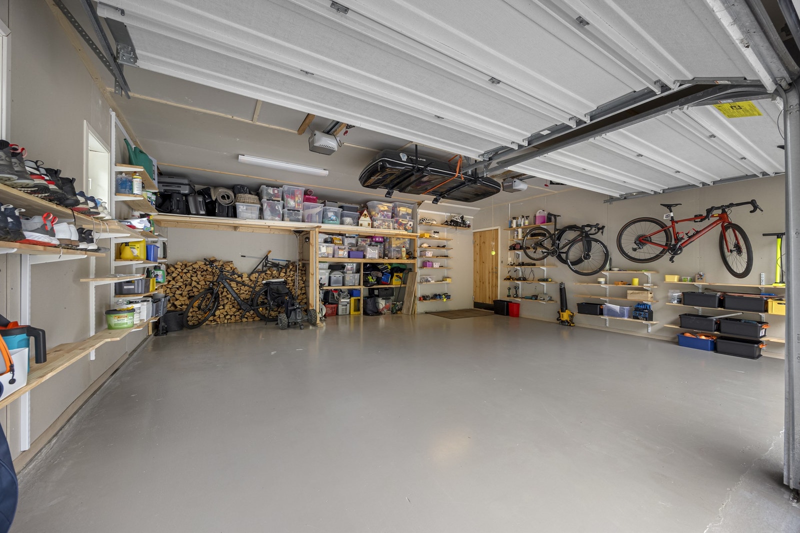 Stor garasje med direkte tilkomst til resten av boligen. Galleribilde
