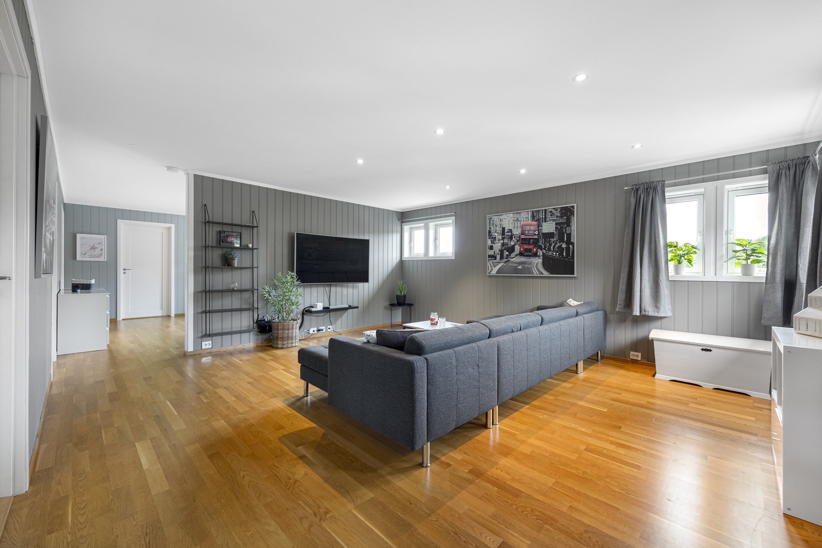 2 etg. består av stue, 4 soverom, kontorplass og bad. Stuen i 2 etg. er perfekt som en tv-stue. Galleribilde
