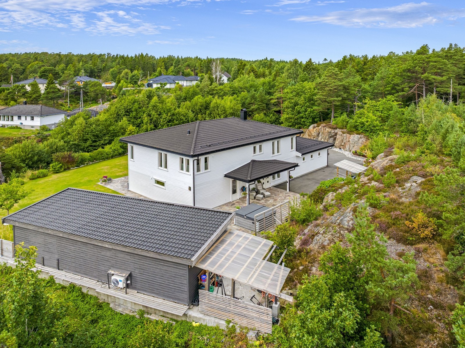 Dette er en svært innholdsrik eiendom i fine omgivelser. Galleribilde