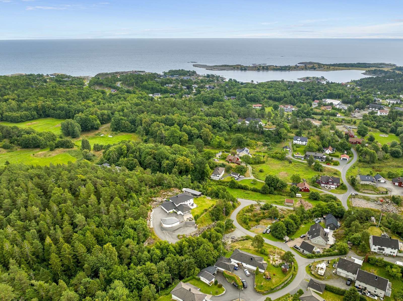 Beliggende på Skare på Tromøy er det kort avstand til sjøen og vakre strender Galleribilde