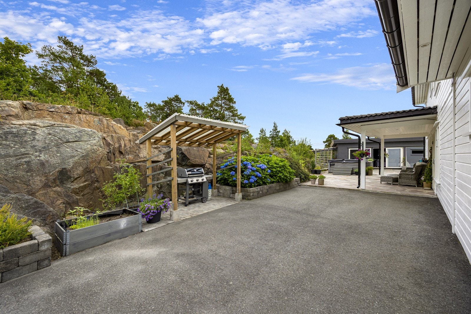Det er plantet diverse beplantinger rundt på tomten og hele eiendommen fremtrer velholdt og godt opparbeidet. Galleribilde