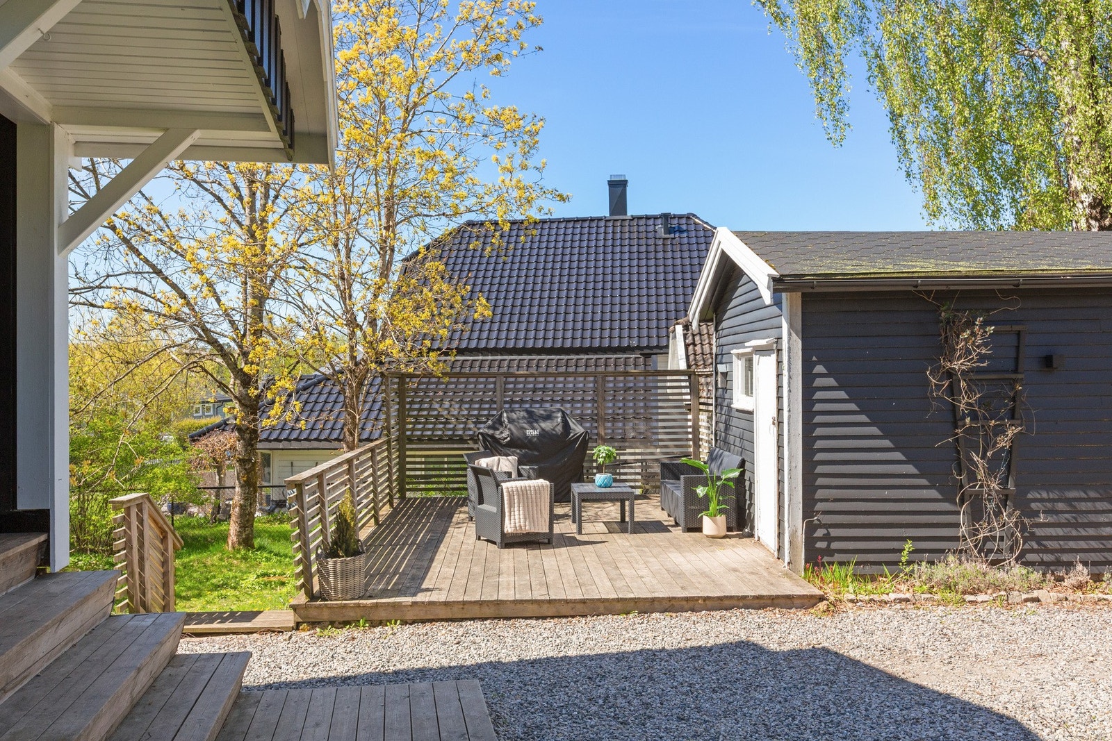 I tillegg til terrasse rundt huset har du denne terrassen ved garasjen Galleribilde
