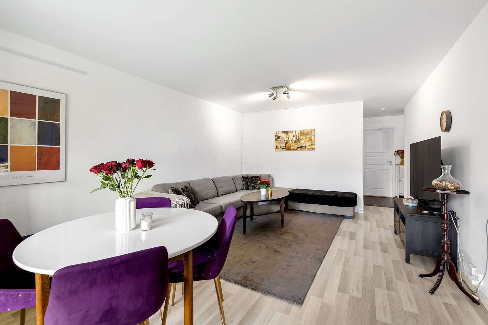 I stuen er det god plass til sofagruppe og spisebord. Galleribilde