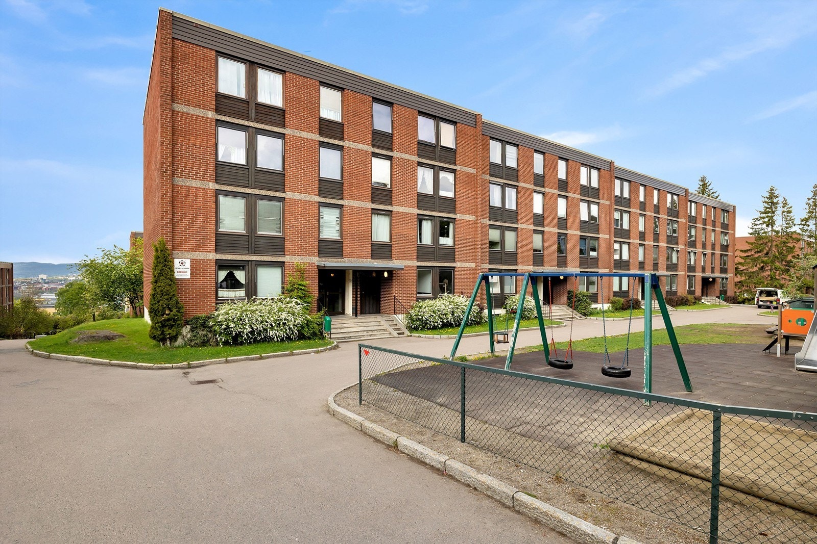 Boligblokken ligger i et etablert og rolig boligområde på Trosterud, med en grønn og skjermet beliggenhet. Galleribilde