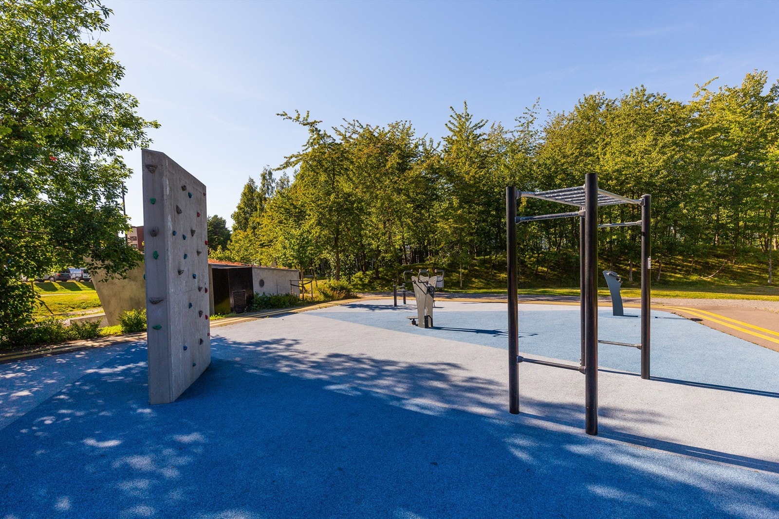 Lindebergparken. I parken er det torg for opphold, akebakke, ballplass og treningsområde, om vinteren skøytebane. Galleribilde