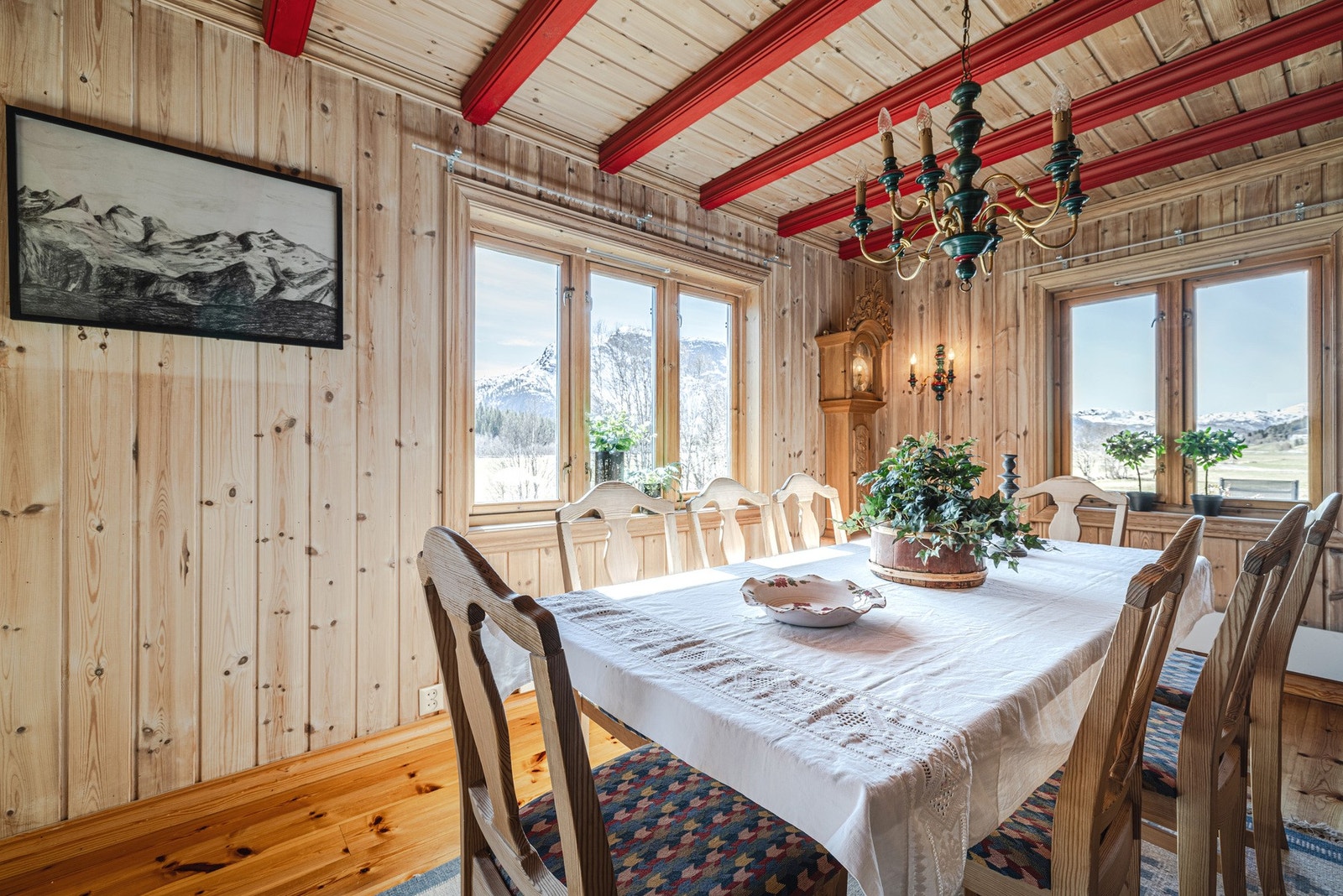 Spiseplass ved vinduer med flott utsikt! Galleribilde