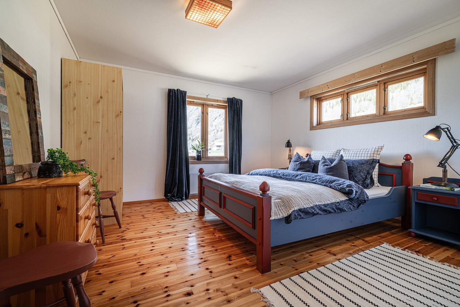 Soverom 1 med plass til garderobe og dobbeltseng. Galleribilde
