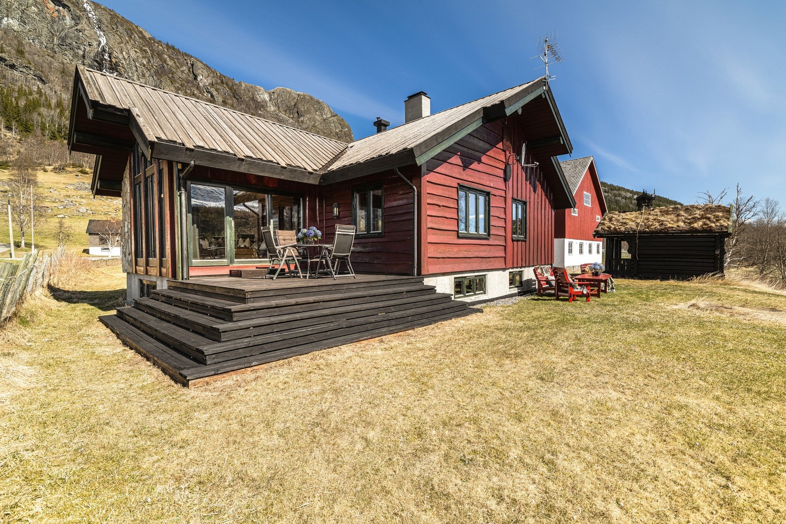 Terrasse med sittemøbler og utsikt mot fjellene. Beiset i 2026. Galleribilde