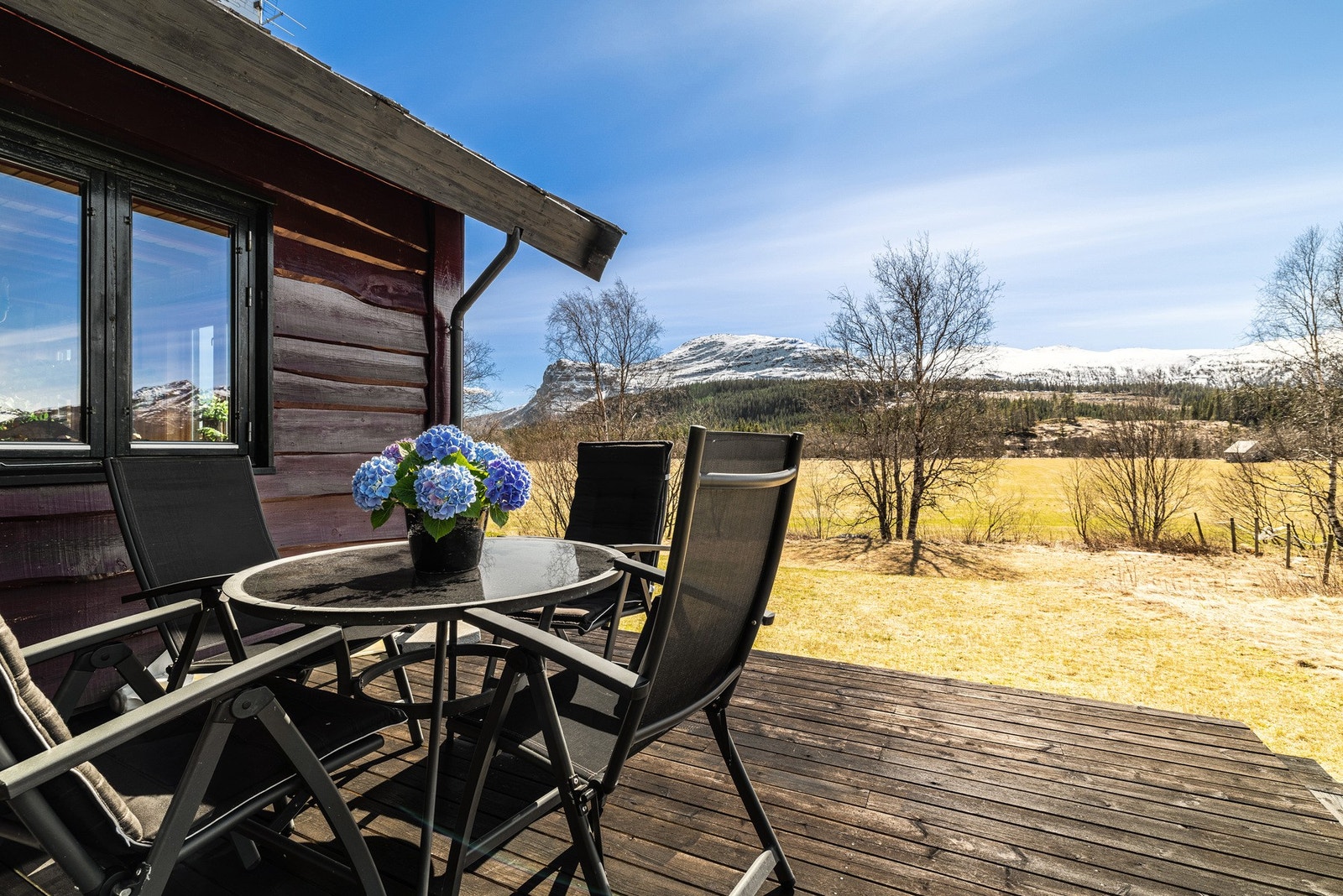 Terrasse med sittemøbler og utsikt mot fjellene. Galleribilde