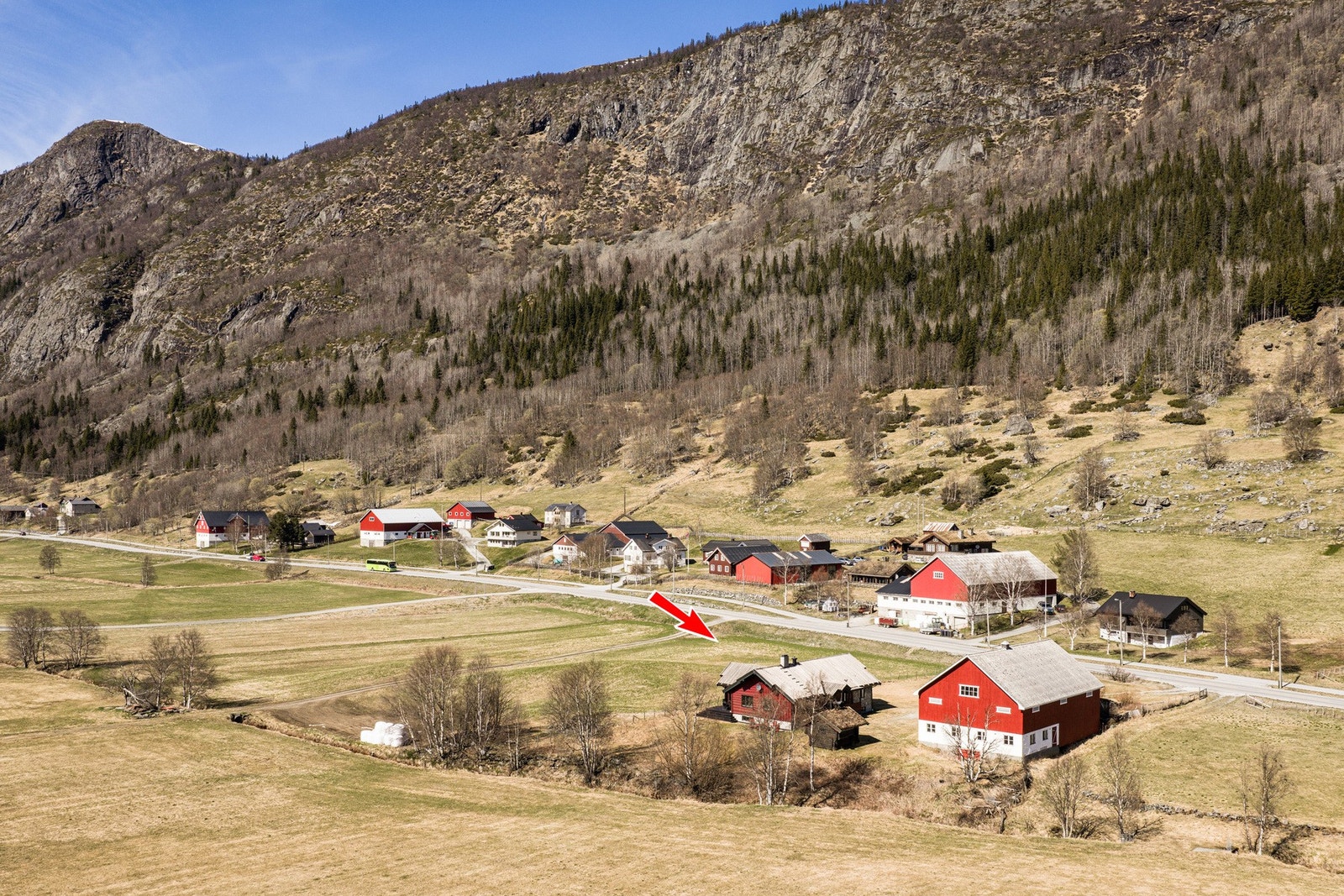 Eiendommen ligger naturskjønt til kun en kort biltur fra Hemsedal sentrum. Galleribilde