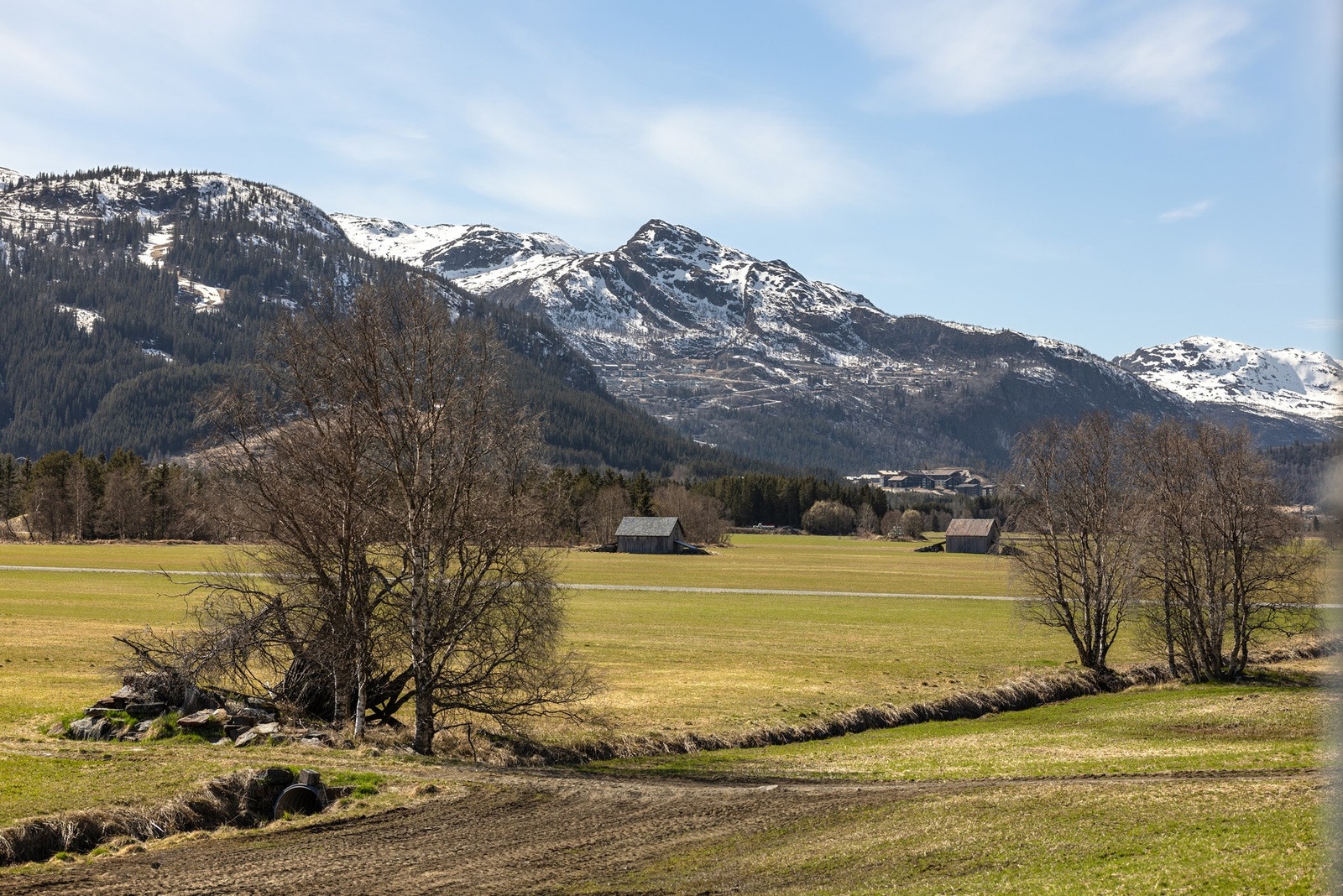 Eiendommen ligger i åpent landskap i Hemsedal, med vidt utsyn over dalen og fjellene rundt. Galleribilde