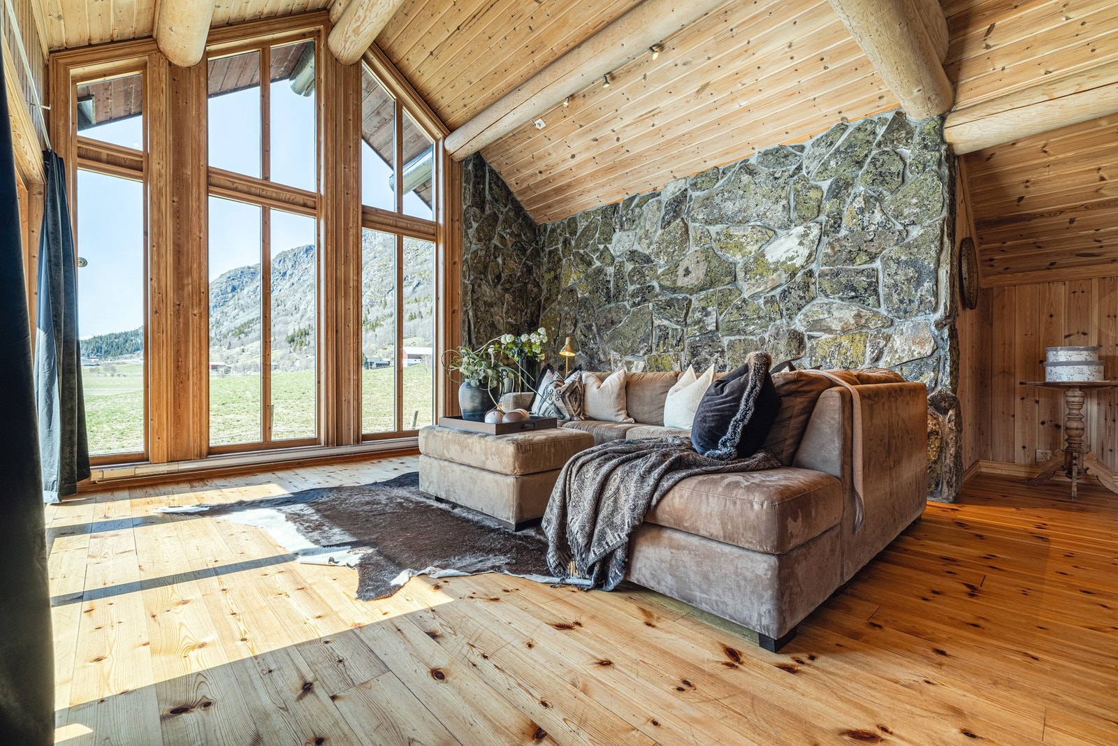 Sone for sittegruppe, med store vinduer hvor du kan sitte og bare nyte den fantastiske utsikten. Galleribilde