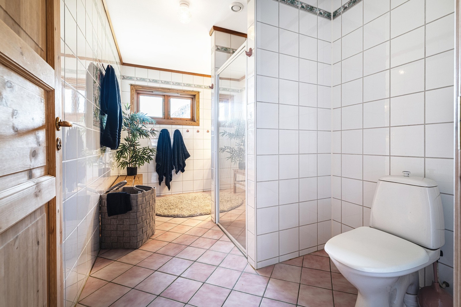 Bad med dobbeltvask, trefronter og dusjnisje. Galleribilde