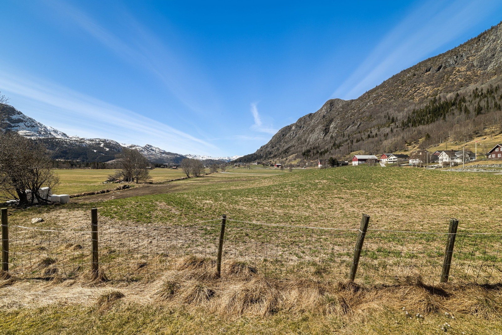 Åpent landskap mot beitemarker og fjell - Utsikten fra eiendommen. Galleribilde