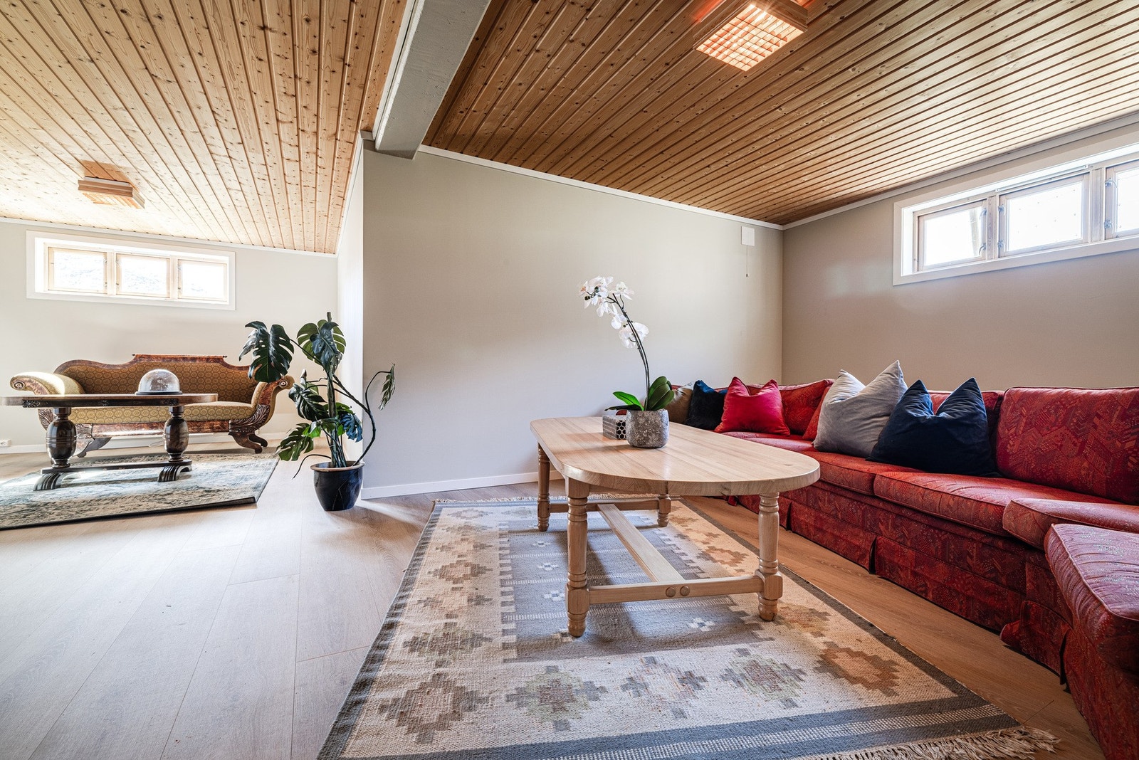 Dagligstue i kjelleren med hjørnesofa - fleksibelt rom for gjester eller familie. Galleribilde