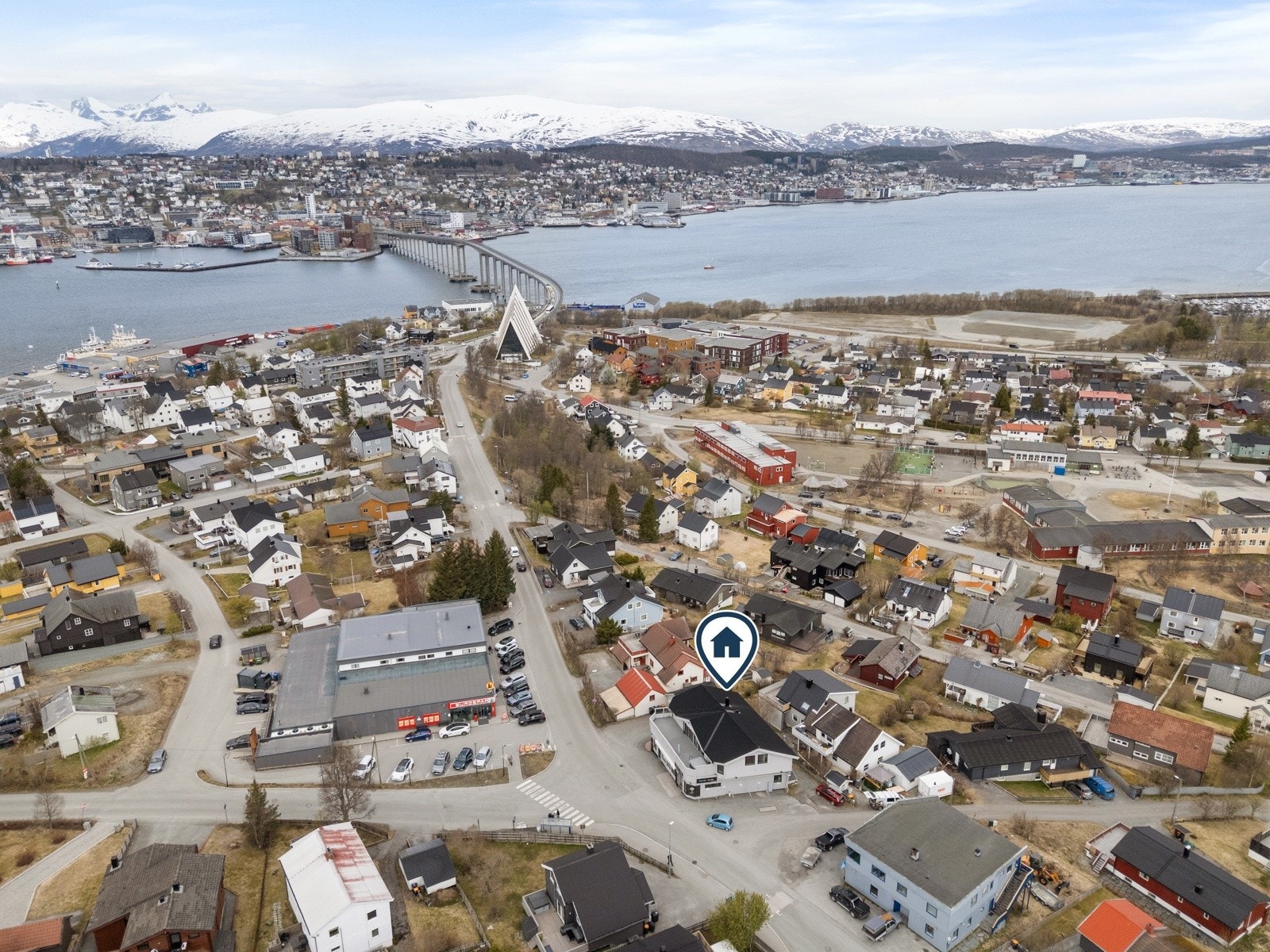 Attraktiv kombinasjonseiendom med toppleilighet, utleiedel og 3 næringslokaler.