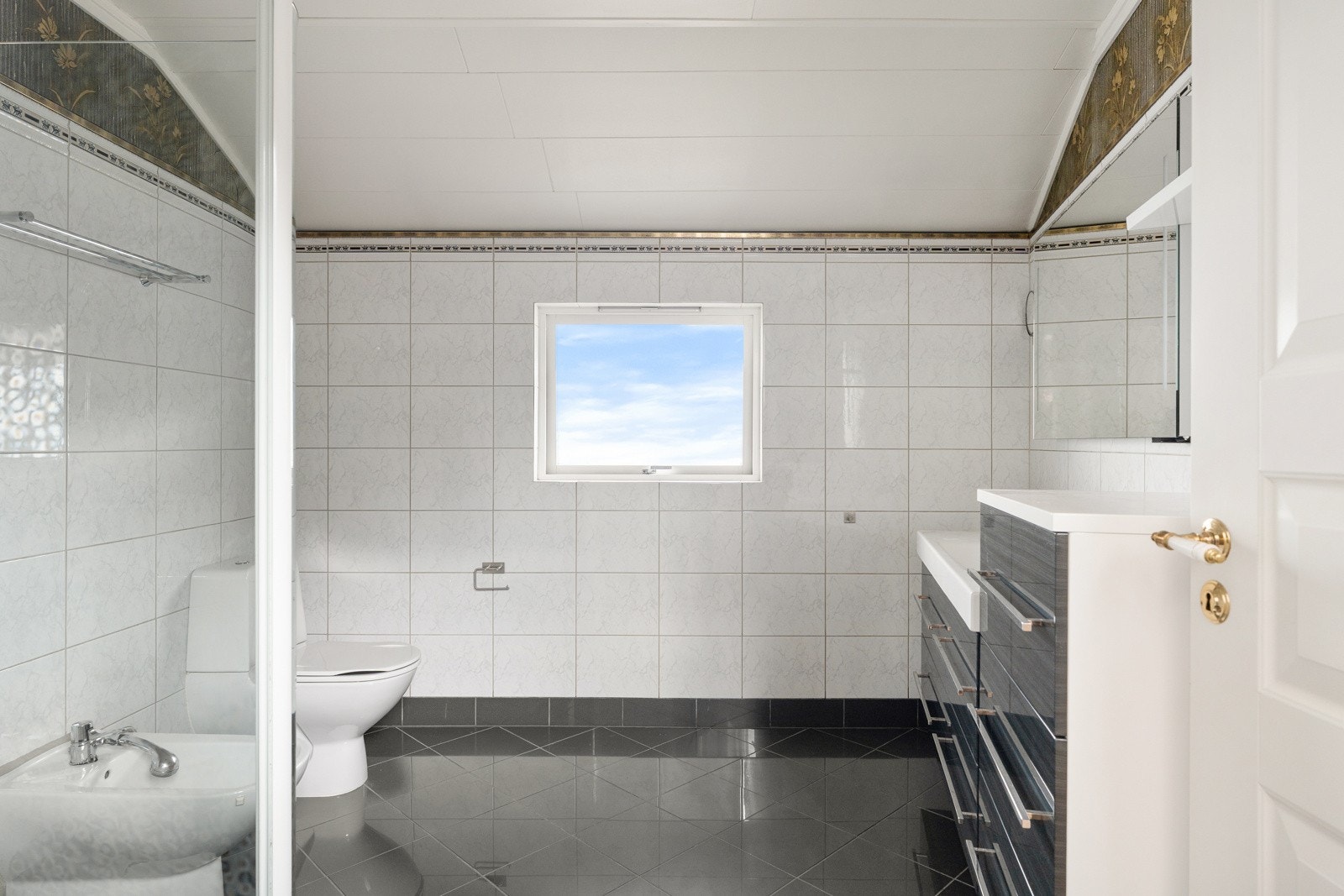Badet er av god størrelse med stort dusjhjørne.