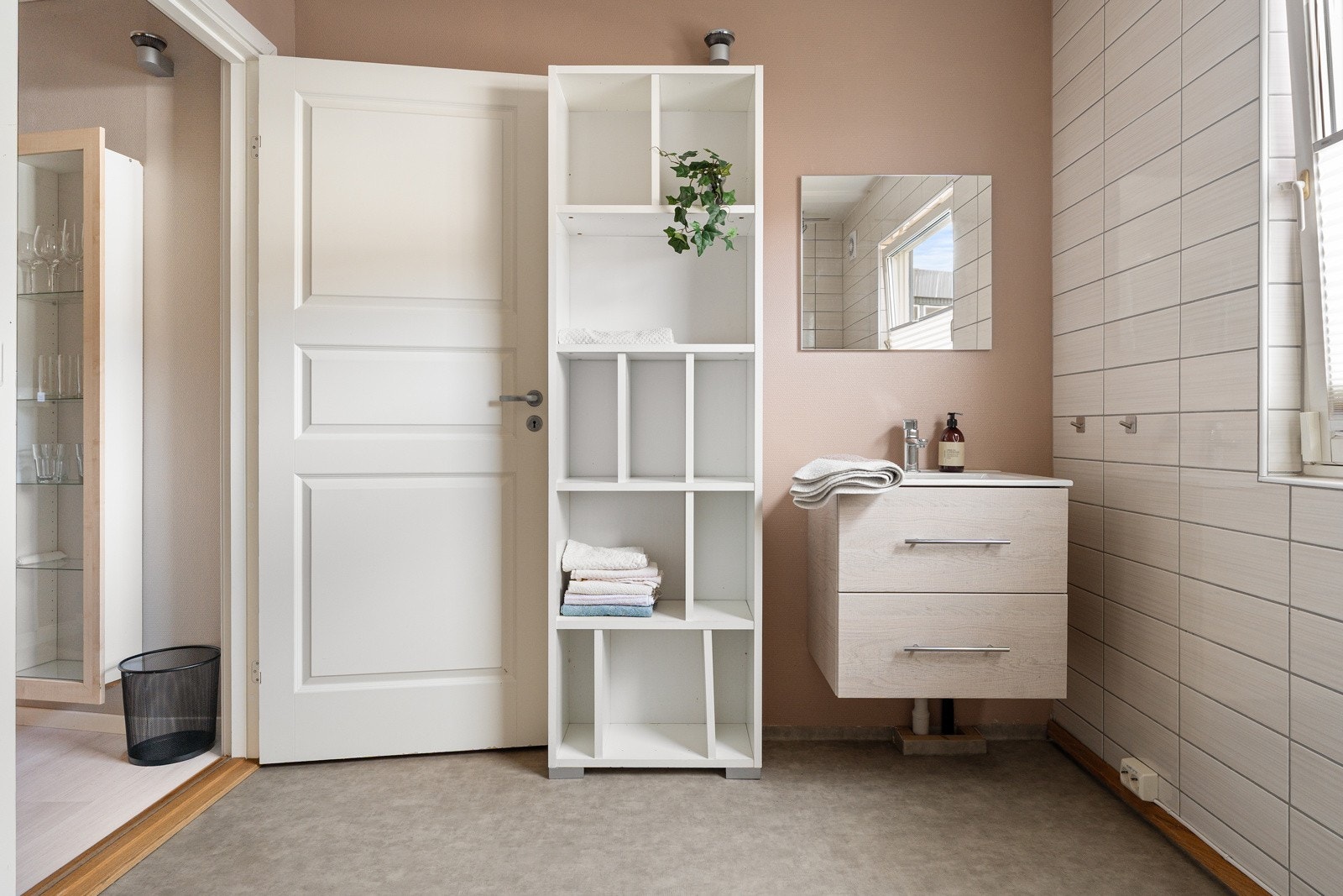 Moderne innredning med nedfelt servant, dusjkabinett og WC.