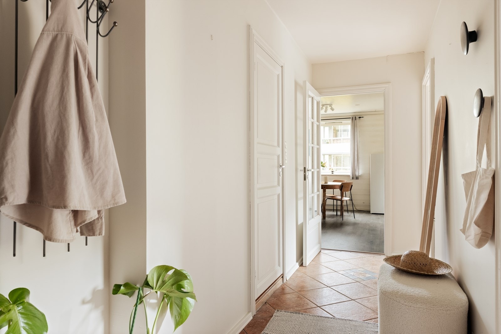 Entréen gir et lyst og innbydende førsteinntrykk, med plass til oppheng av yttertøy og enkel adkomst videre til boligens oppholdsrom. Galleribilde