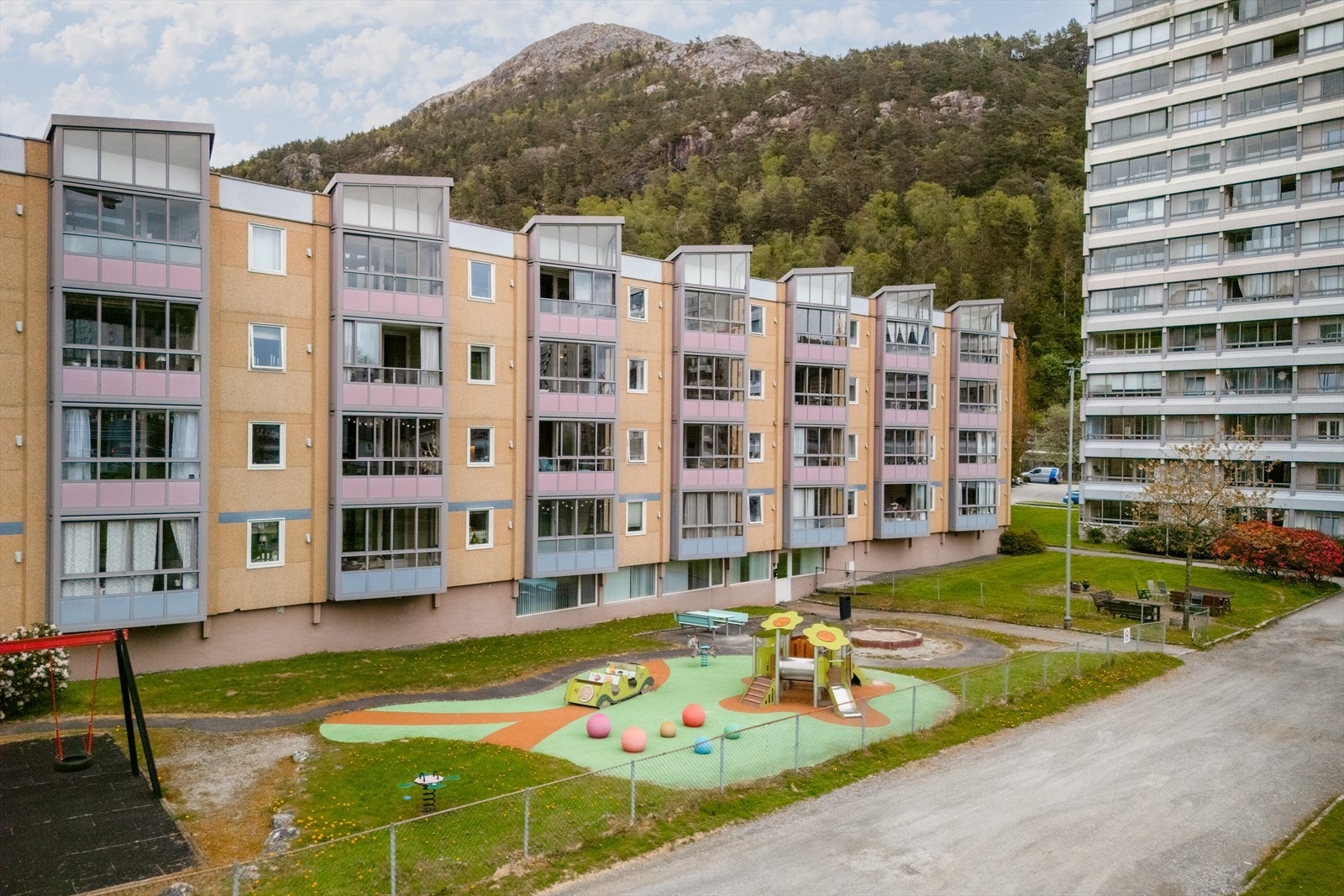 Barnevennlige omgivelser med lekeplass og fine fellesarealer like ved naboblokken - perfekt for familier og aktive hverdager. Galleribilde