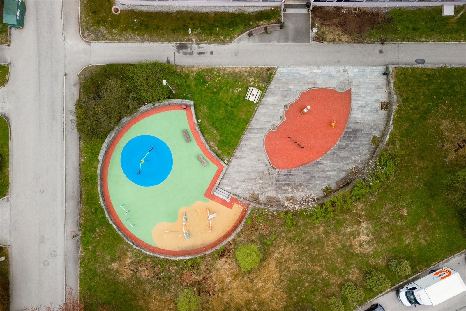 Sameiet byr på flotte og opparbeidede uteområder med flere lekeplasser og gode møteplasser for både små og store. Galleribilde