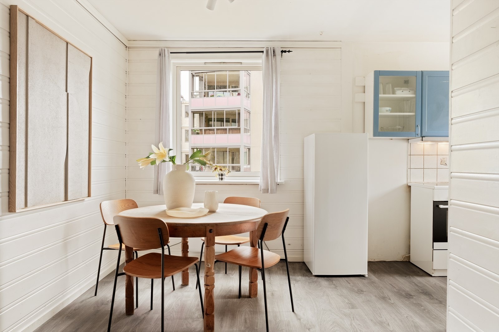 Det er god plass til spisebord i rommet, noe som skaper en naturlig sone for måltider og sosialt samvær. Galleribilde