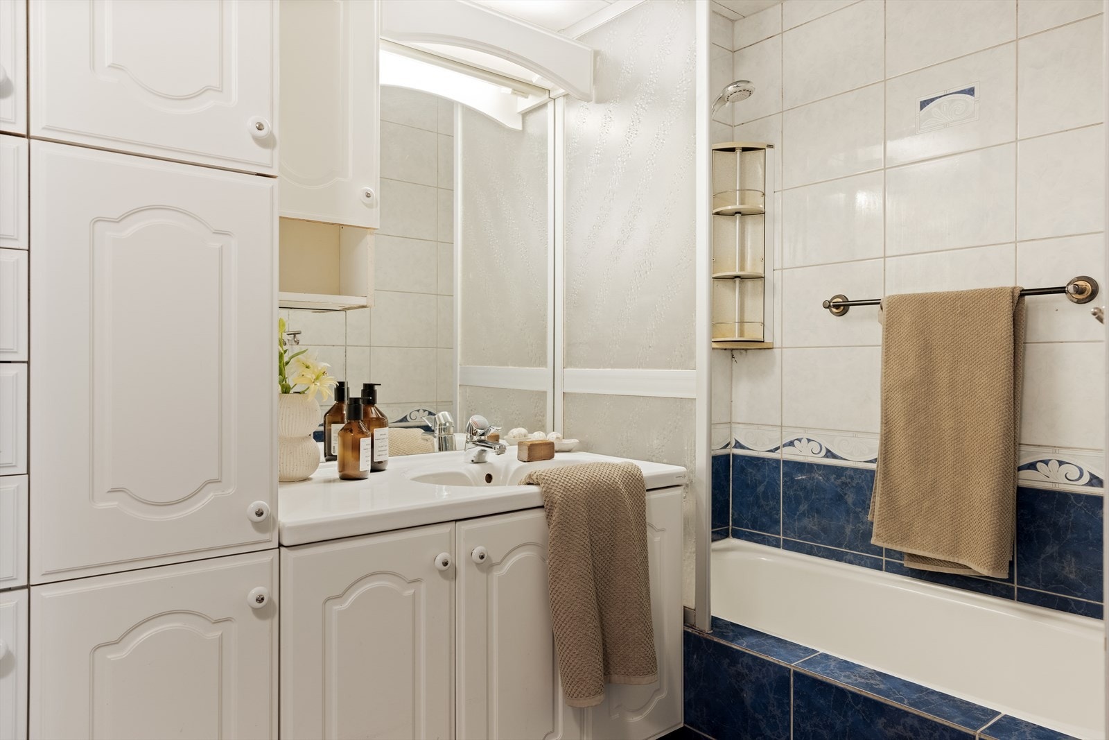 Badet er på ca. 4,1 m² og har en praktisk utforming med dusjhjørne, servant med oppbevaring og god skapplass. Galleribilde