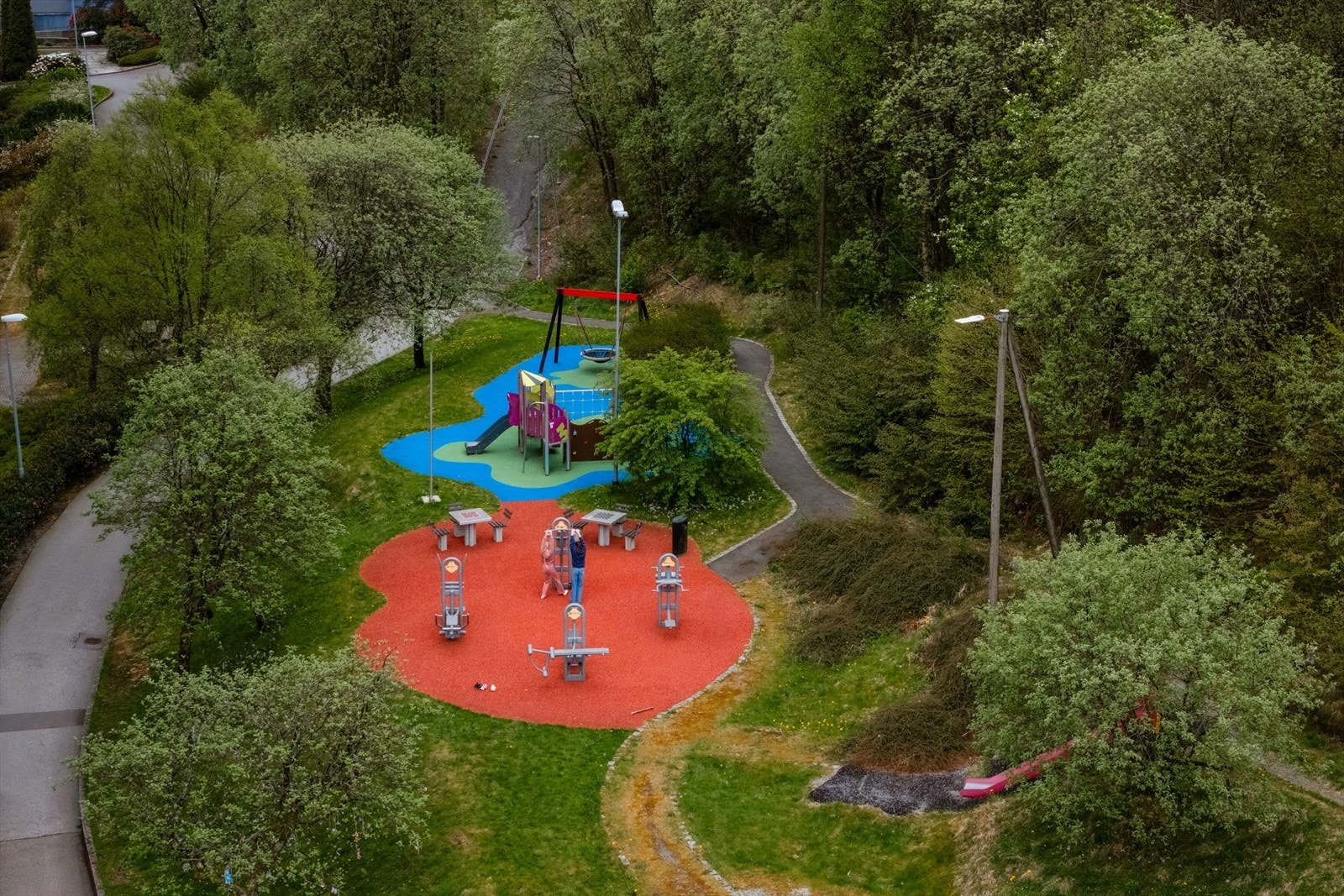 I nærområdet finner du grønne friområder, lekeplass og aktivitetsområder som gir gode muligheter for lek og aktivitet rett utenfor døren. Galleribilde