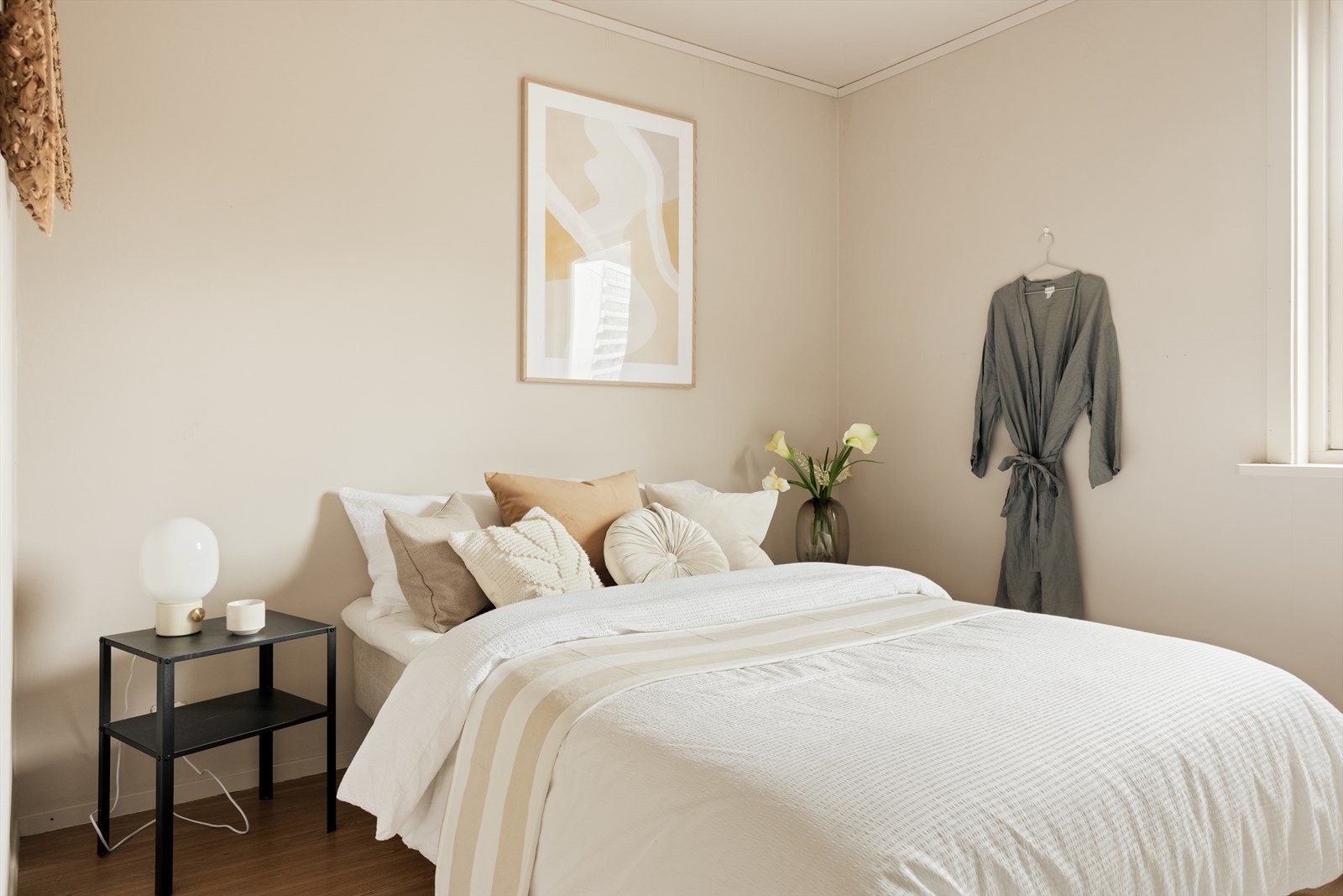 Hovedsoverommet er romslig og har plass til dobbeltseng med tilhørende møblement. Rommet har direkte adkomst fra stuen og måler ca. 11,5 m². Galleribilde