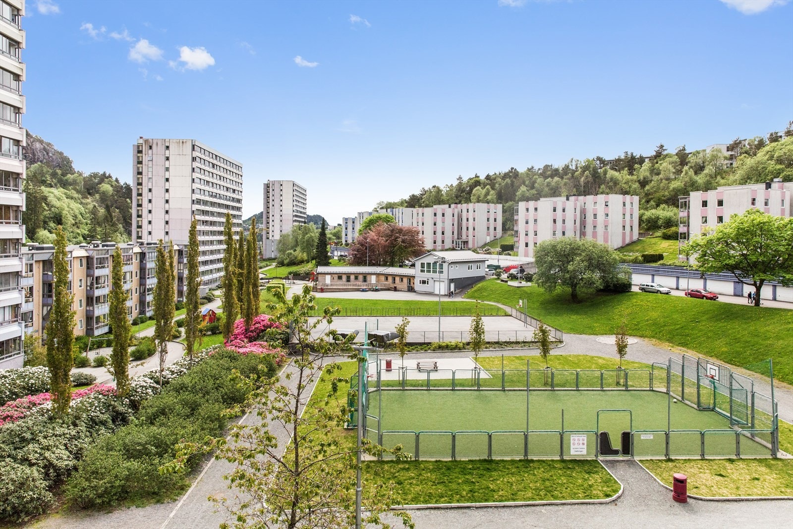 Pent opparbeidede fellesarealer, med lekeplass og ballbinge. Galleribilde