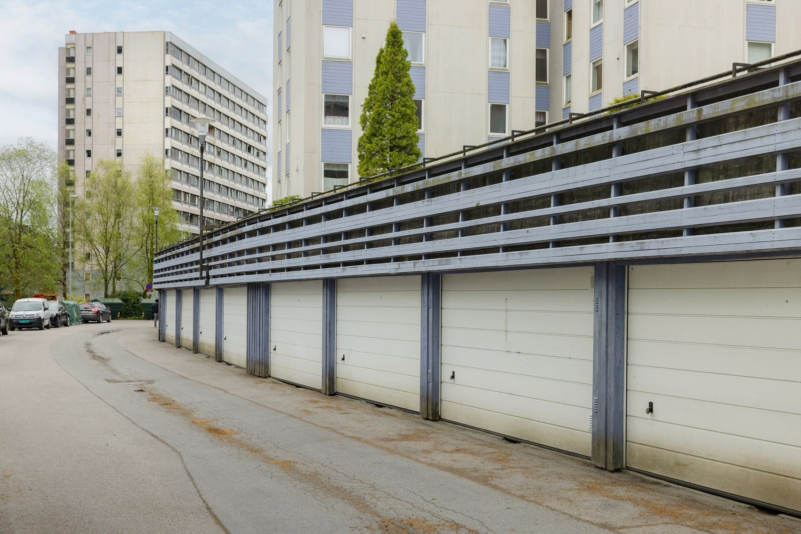 Boligen disponerer egen garasjeplass i rekke med enkel adkomst og gode parkeringsmuligheter. Galleribilde
