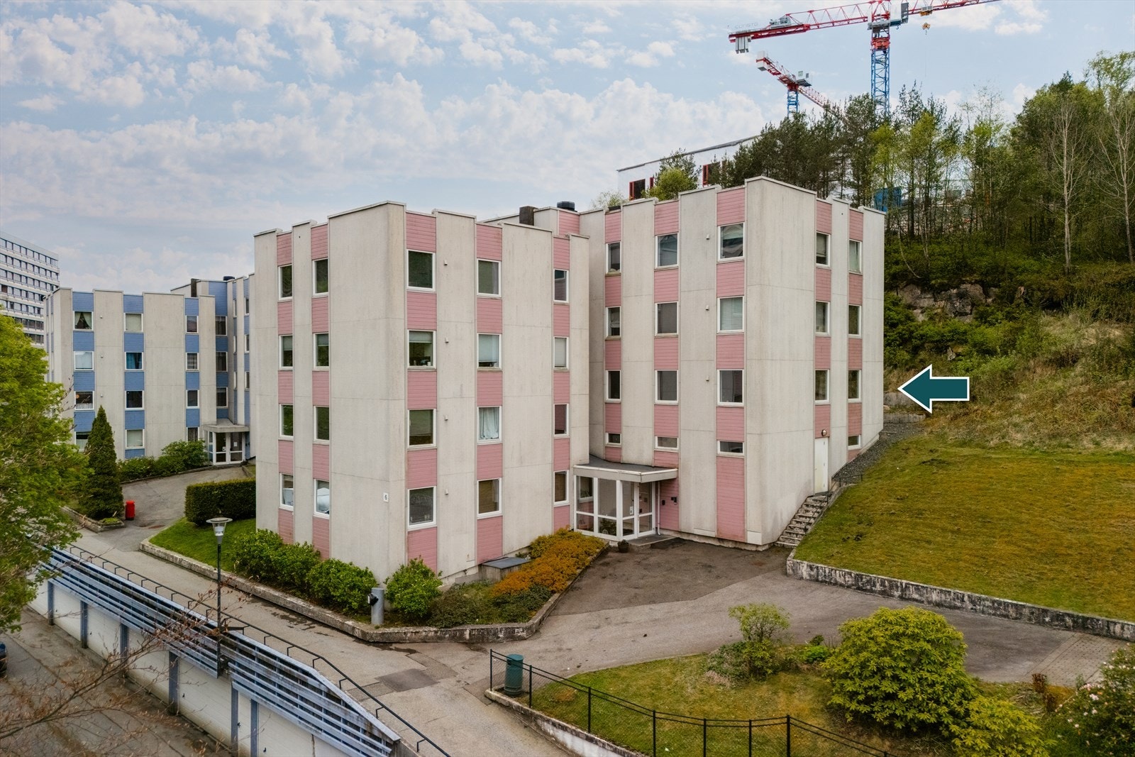 Leiligheten ligger i et etablert og tilbaketrukket boligområde med grønne omgivelser og kort vei til daglige servicetilbud og kollektivtransport. Galleribilde