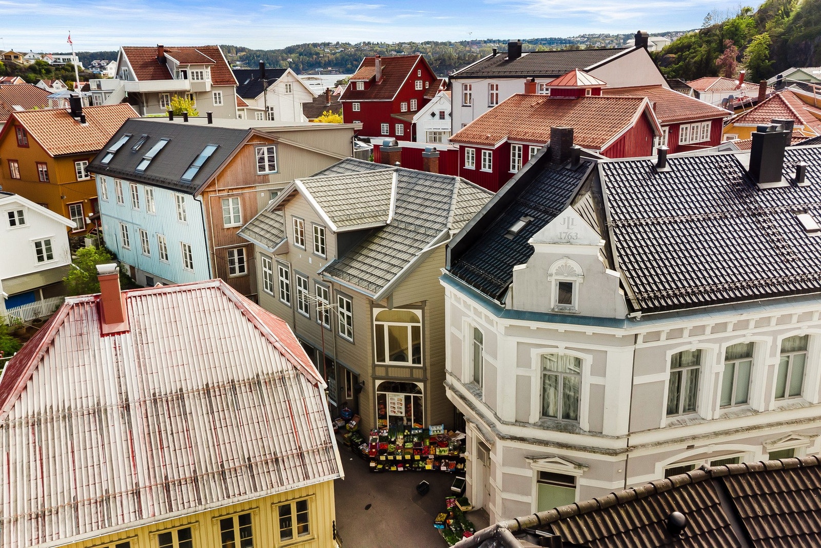 Eiendommen inneholder en stor og en liten leilighet i 1. etasje, leilighet i 2. etasje samt forretningslokale med kjøkken og lager. Galleribilde