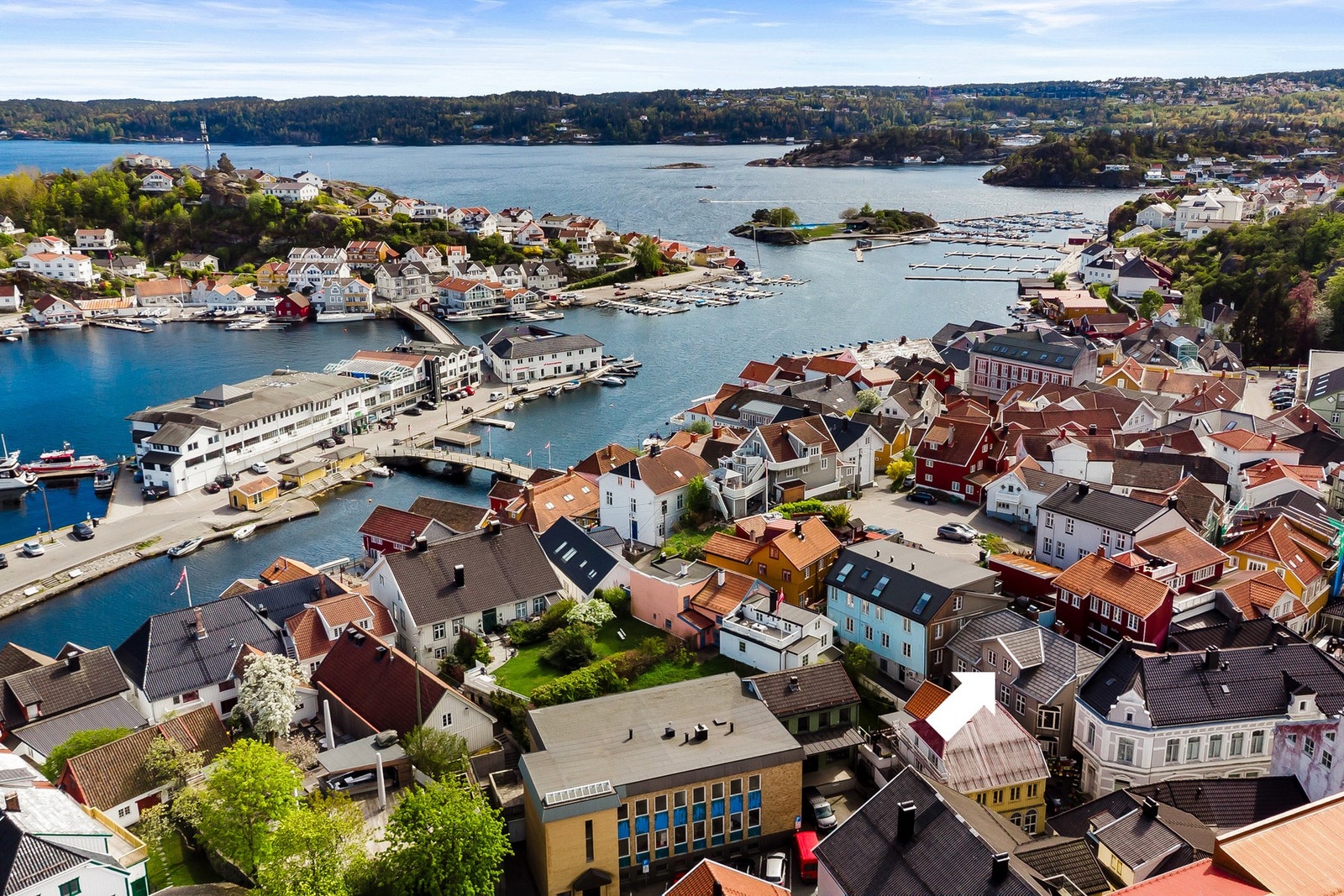 Sentralt beliggende eiendom i attraktive Kragerø med tre boenheter og næringslokale på gateplan. Galleribilde