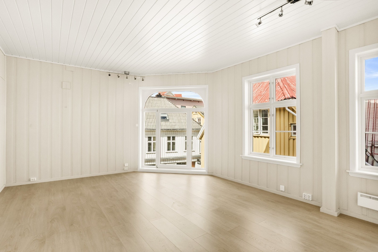 Stue, kjøkken og spisestue er samlet i en åpen løsning som gir gode møbleringsmuligheter og en luftig romfølelse. Galleribilde