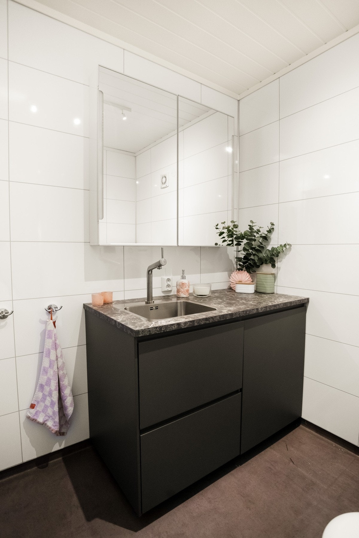 Badet er utstyrt med elektriske varmekabler i gulv som gir komfortabel oppvarming. Galleribilde