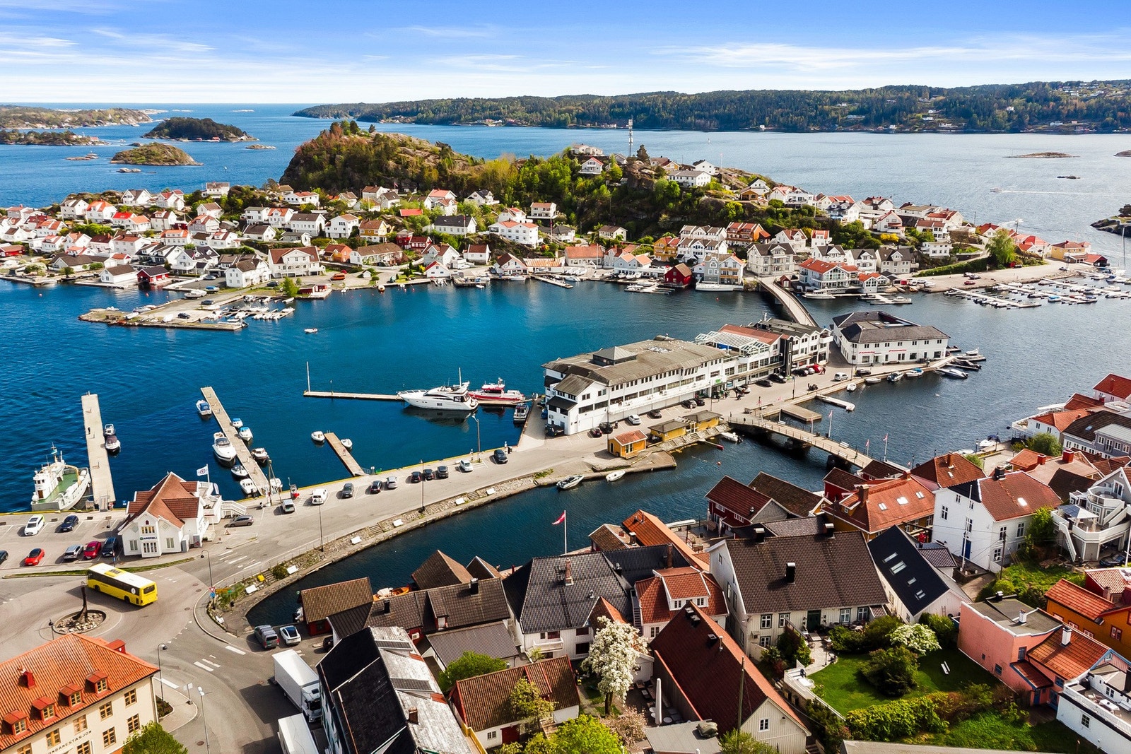 Her bor du med nærhet til både sjø, grøntområder og byliv - en attraktiv kombinasjon av kystidyll, kultur og sentrumsnære fasiliteter. Galleribilde