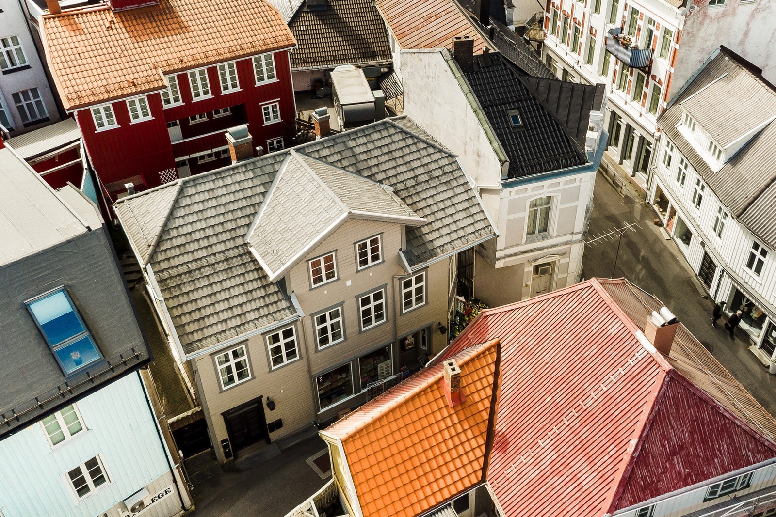 Området har flere populære utesteder, kafeer og restauranter innen få minutters gange, noe som gjør det enkelt å nyte gode måltider eller ta en kopp kaffe i hyggelige omgivelser. Galleribilde