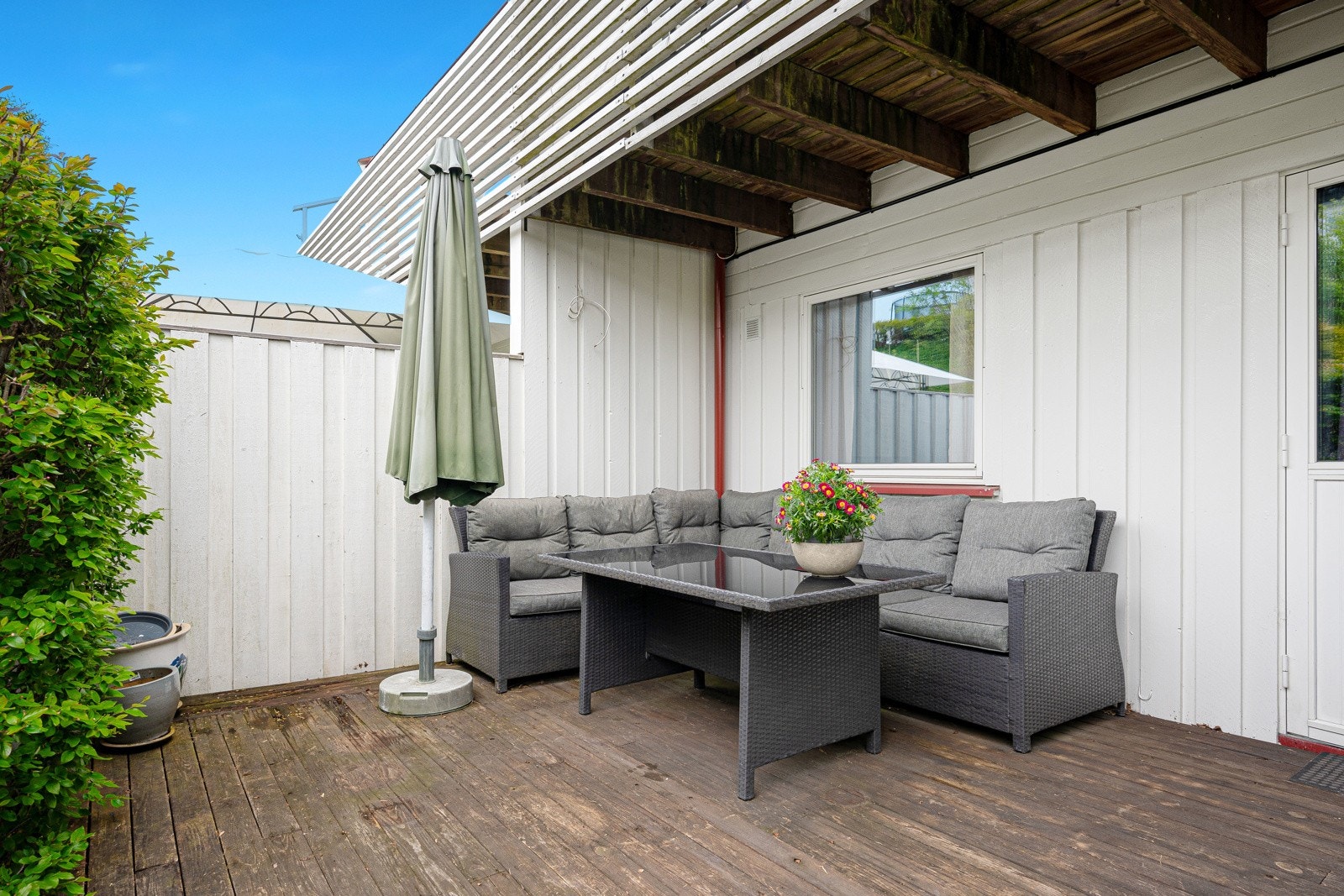 Solrik, lun og skjermet terrasse Galleribilde