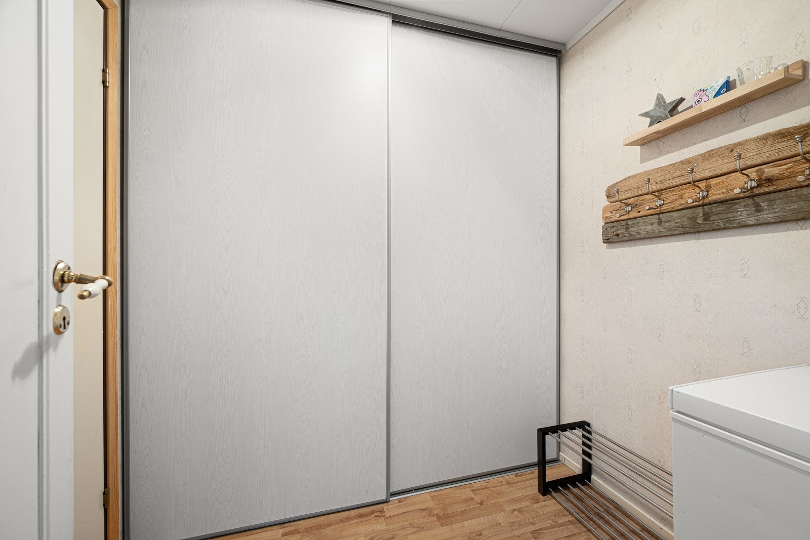 Bod i 1. etasje med skyvedørsgarderobe Galleribilde