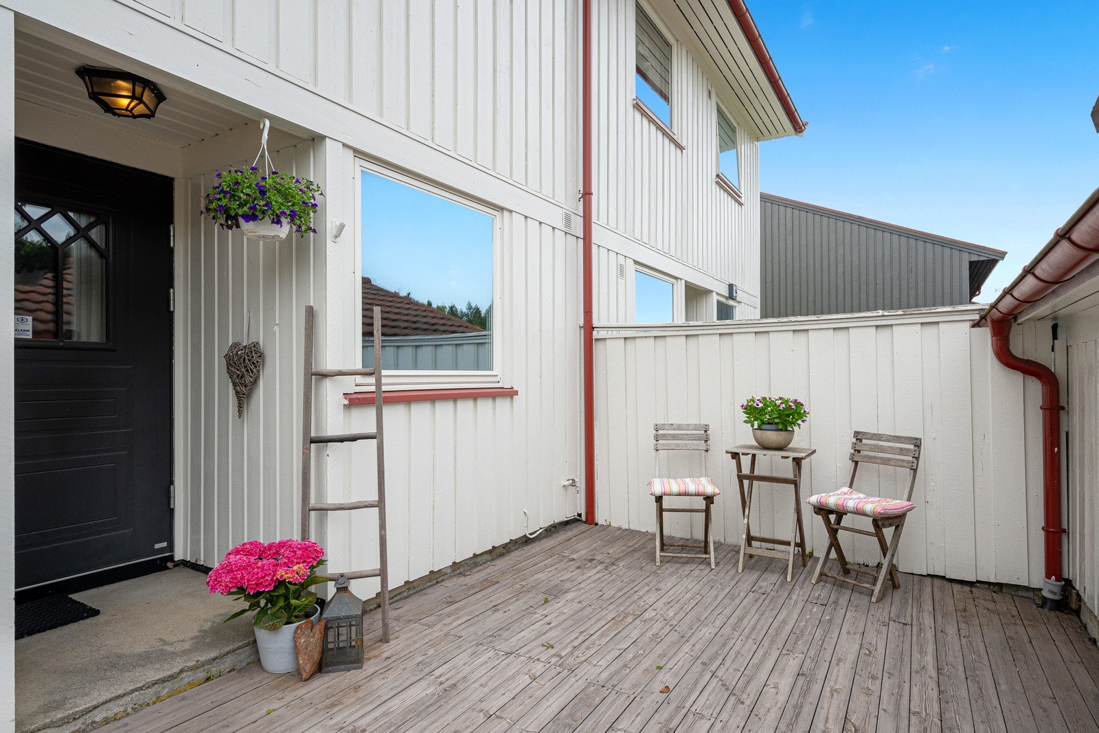Romslig terrasse også ved inngangspartiet. Her er det en lun uteplass hvor morgensolen kan nytes Galleribilde