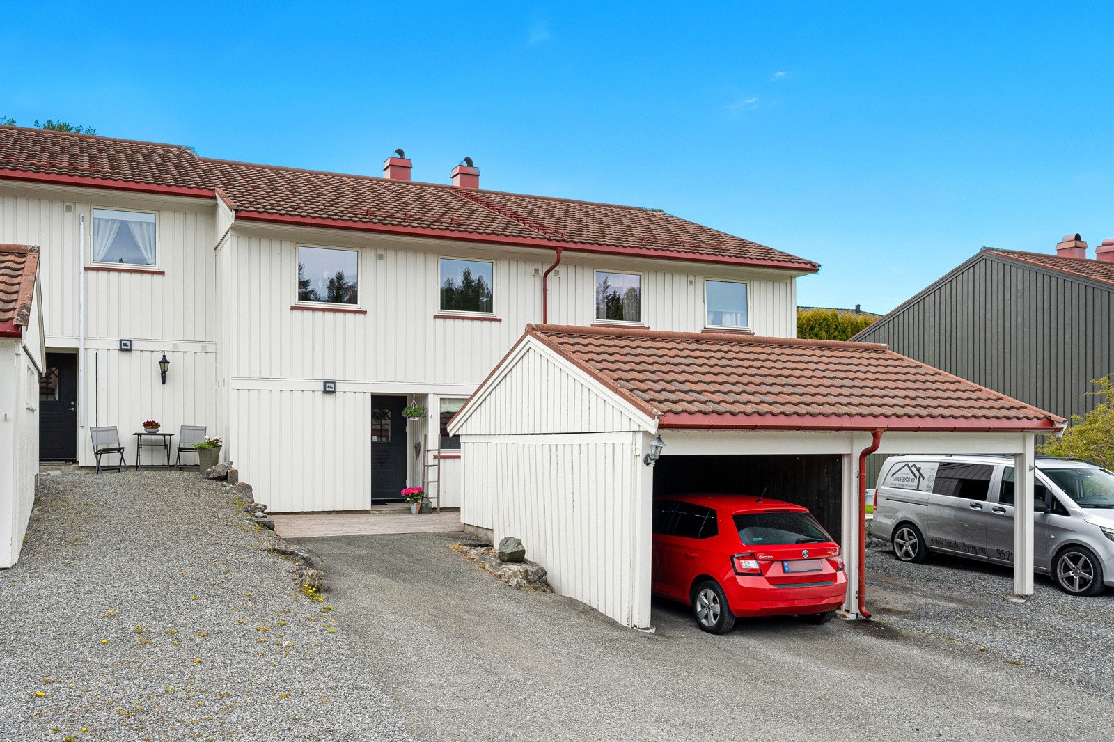 Asfaltert gårdsplass og carport Galleribilde