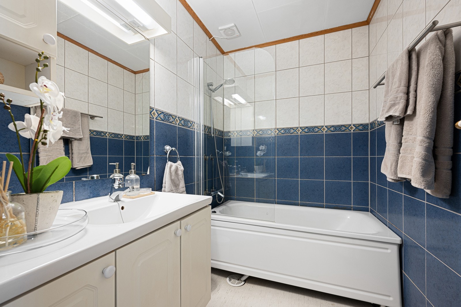 Badet har belegg på gulv. Flislagte vegger Galleribilde