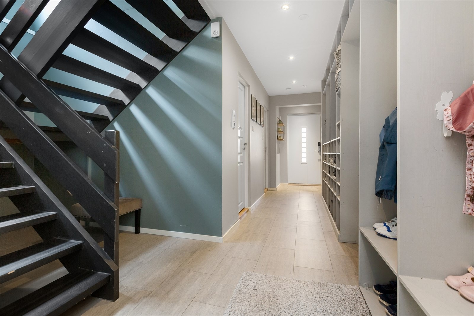 Romslig gang med gode oppbevaringsmuligheter. Galleribilde